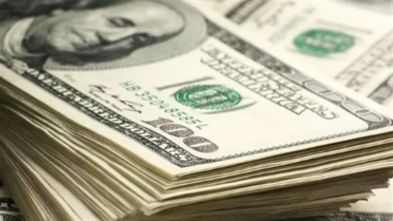 تباين أسعار الدولار بين البنك الأهلي والبنوك الخاصة في تعاملات السبت